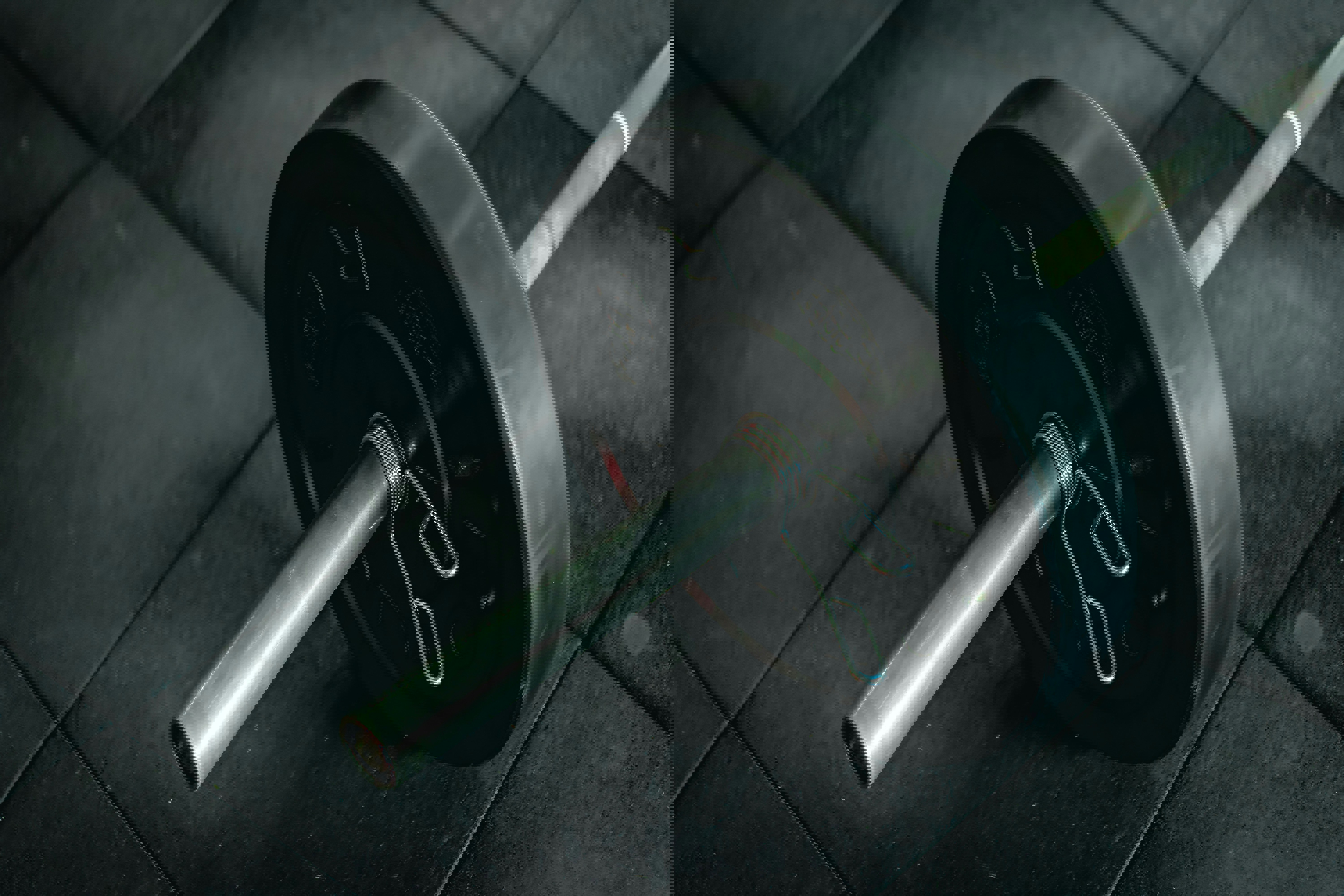 a barbell with the letter r on it