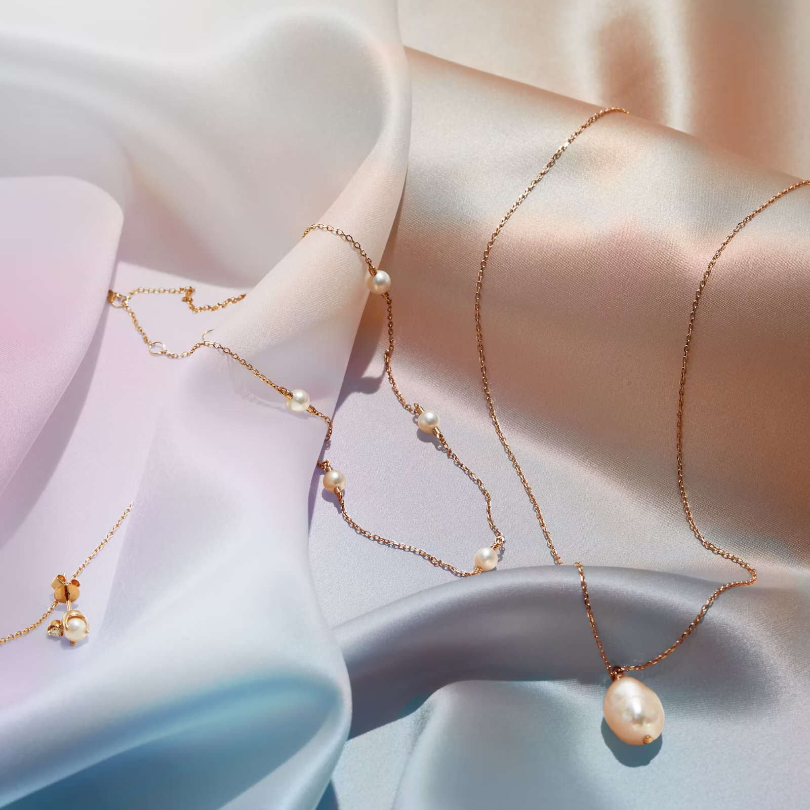 a necklace with pearls and a bracelet with pearls