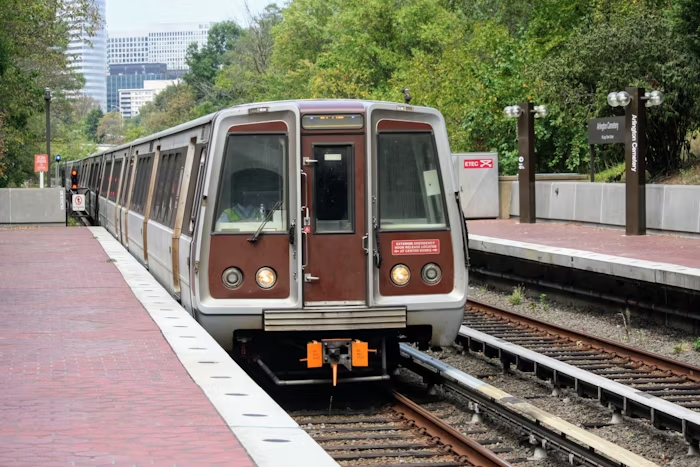 a train is pulling into a station that says kensington center